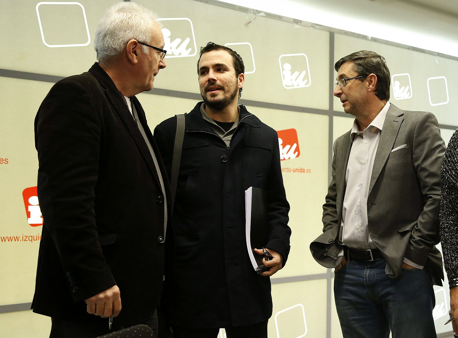 El líder de Izquierda Unida, Cayo Lara (i), conversa con Alberto Garzón (c) y José Luis Centella (d) antes del comienzo de la Presidencia Federal de IU.