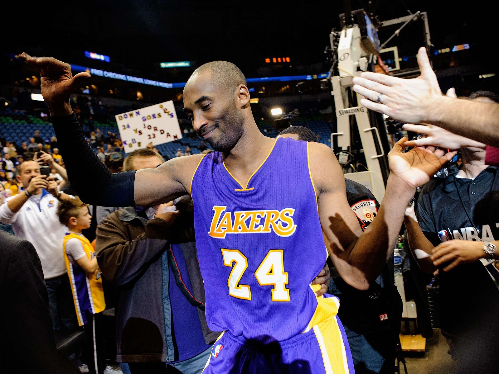 Kobe Bryant, ovacionado tras superar a Jordan.