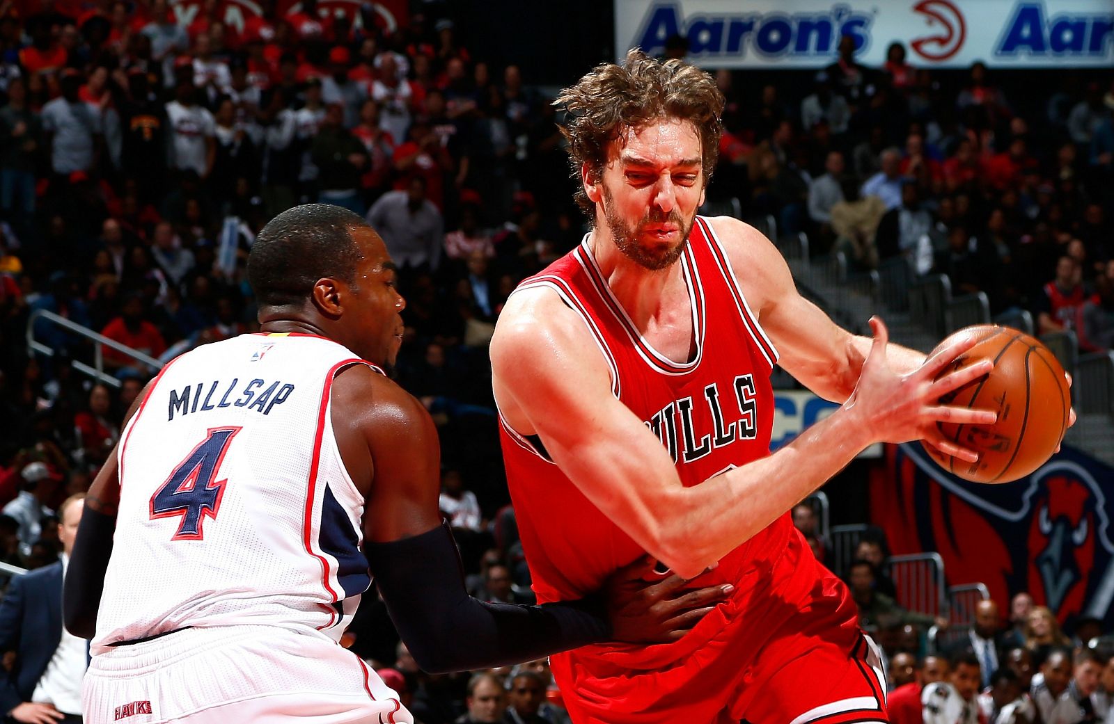 Pau Gasol, defendido por Paul Millsap.