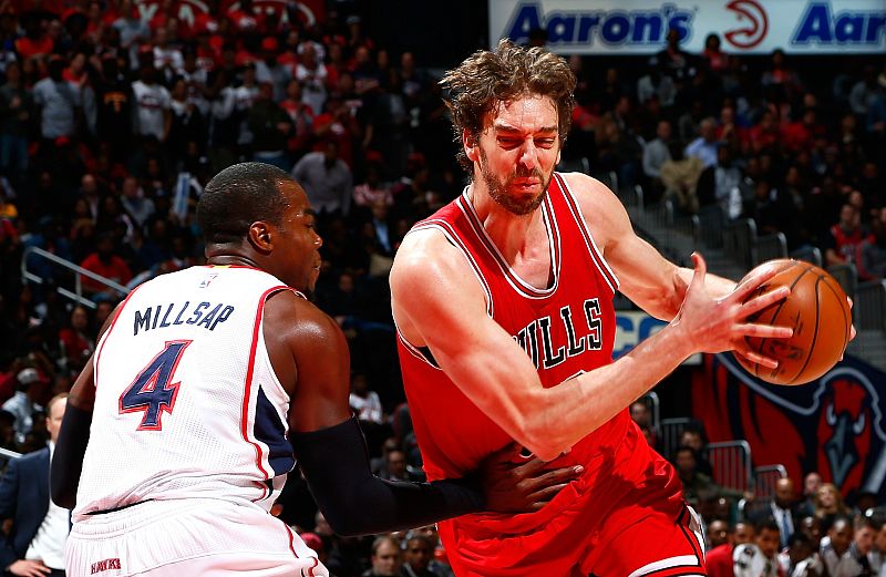 Pau Gasol, defendido por Paul Millsap.