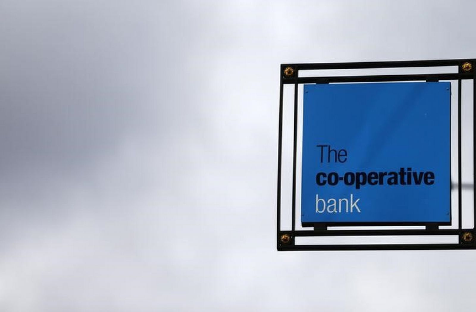 Logo del Co-operative Bank en una de sus oficinas en Londres