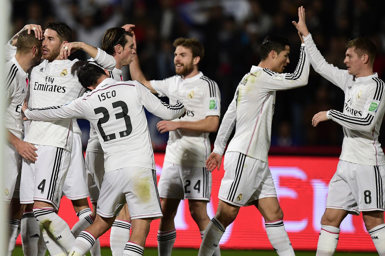 Los jugadores del Real Madrid celebran uno de los goles anotados al Cruz Azul.