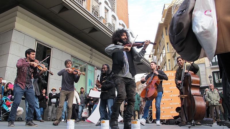 Actuación del violinista Ara Malikian en las calles de Madrid para pedir la colaboración para ayudar a los niños con cáncer.