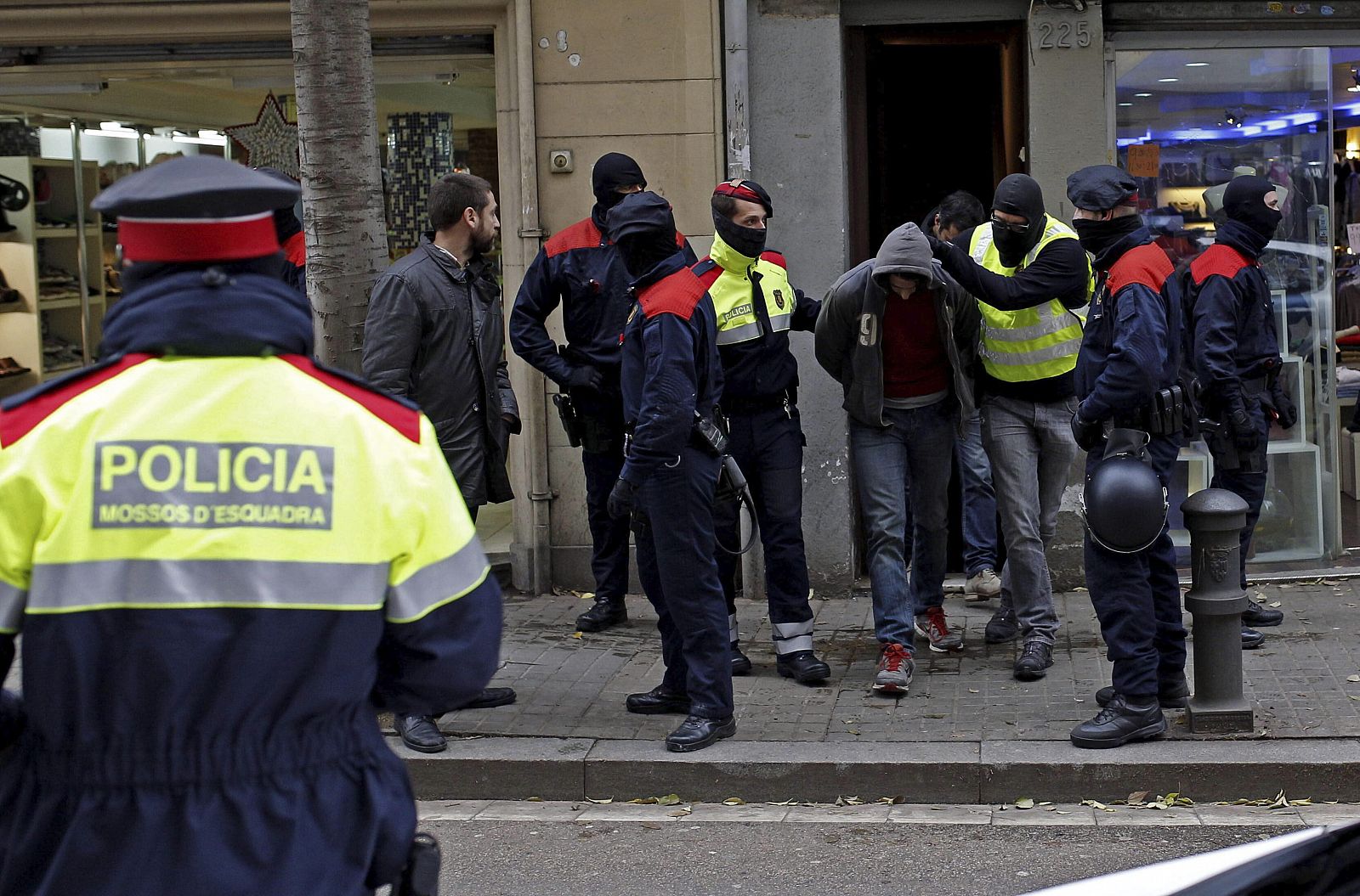 MOSSOS REGISTRAN EN BARCELONA TRES CENTROS VINCULADOS A GRUPOS ANARQUISTAS