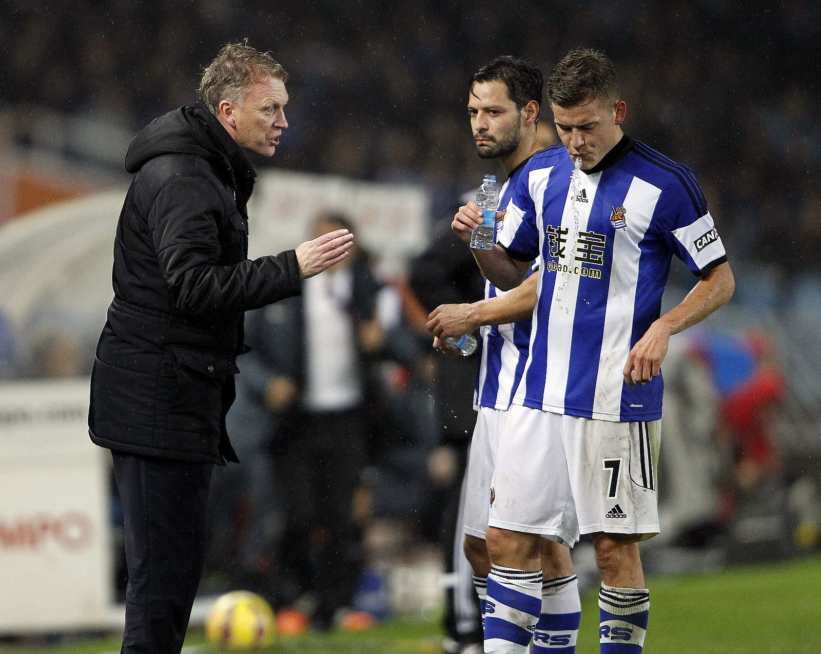 El entrenador escocés de la Real Sociedad, David Moyes (i), da instrucciones a sus jugadores.