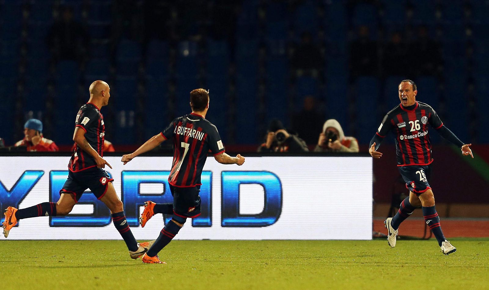 Mauro Matos (d) de San Lorenzo celebra el gol ante el Auckland City FC.