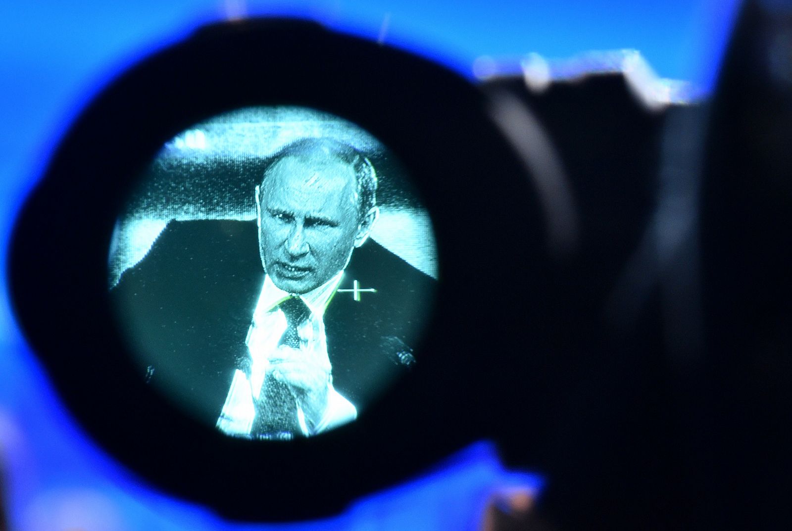 El presidente de Rusia, Vladimir Putin, visto a través del objetivo de una cámara, este jueves en Moscú.