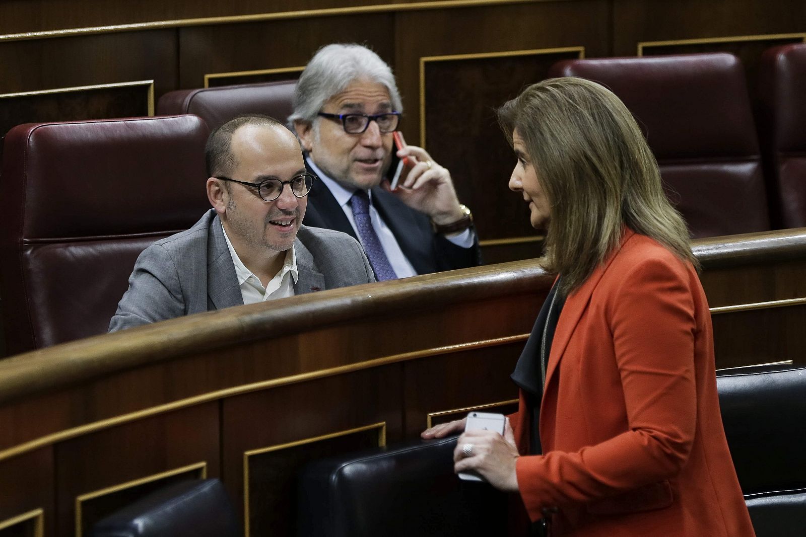 La ministra de Empleo, Fátima Báñez, charla con el diputado de CiU Carles Campuzano , junto al portavoz de esa formación, Josep Llibre, en el Congreso