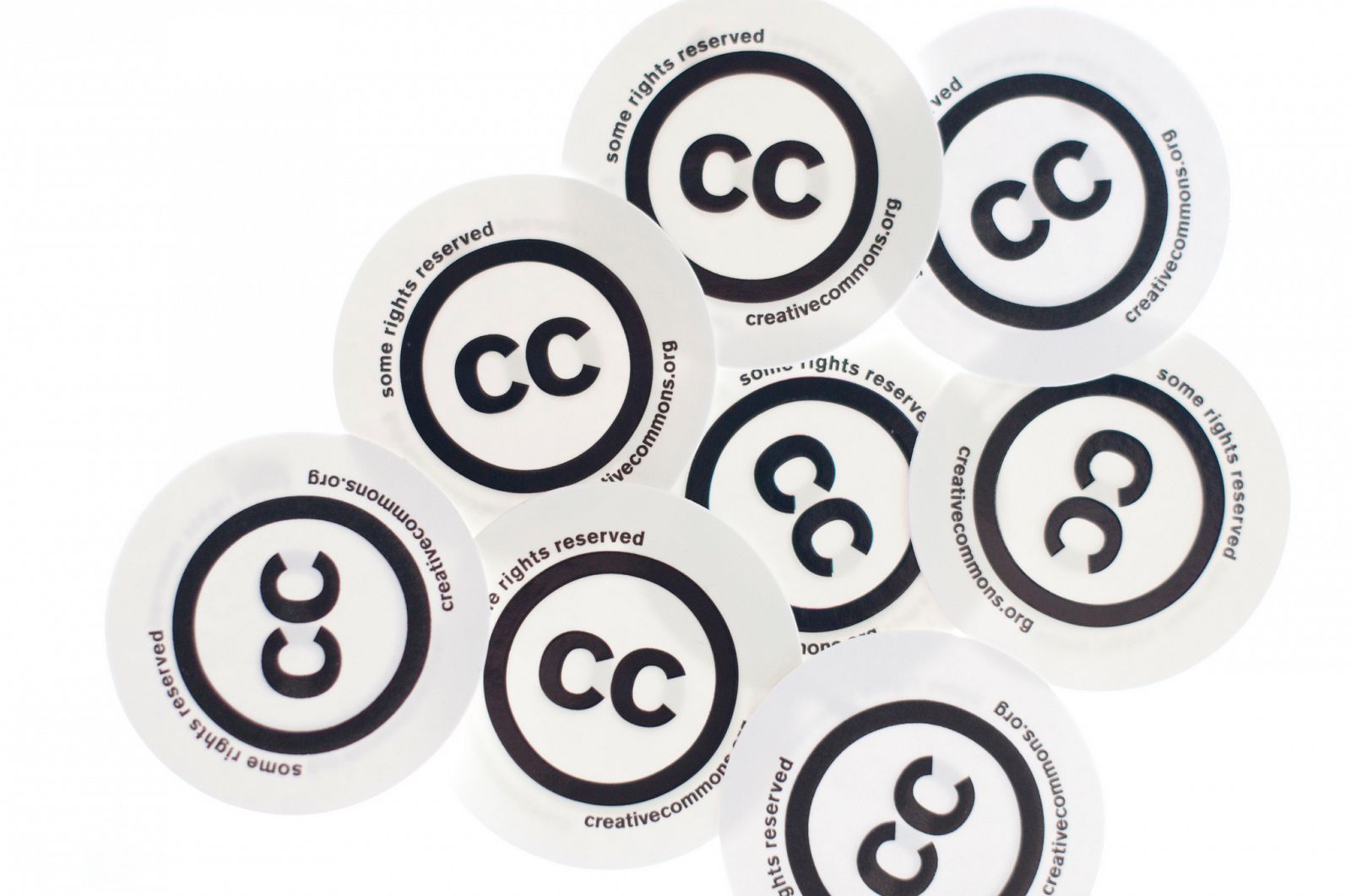 Chapas con el logo de Creative Commons.