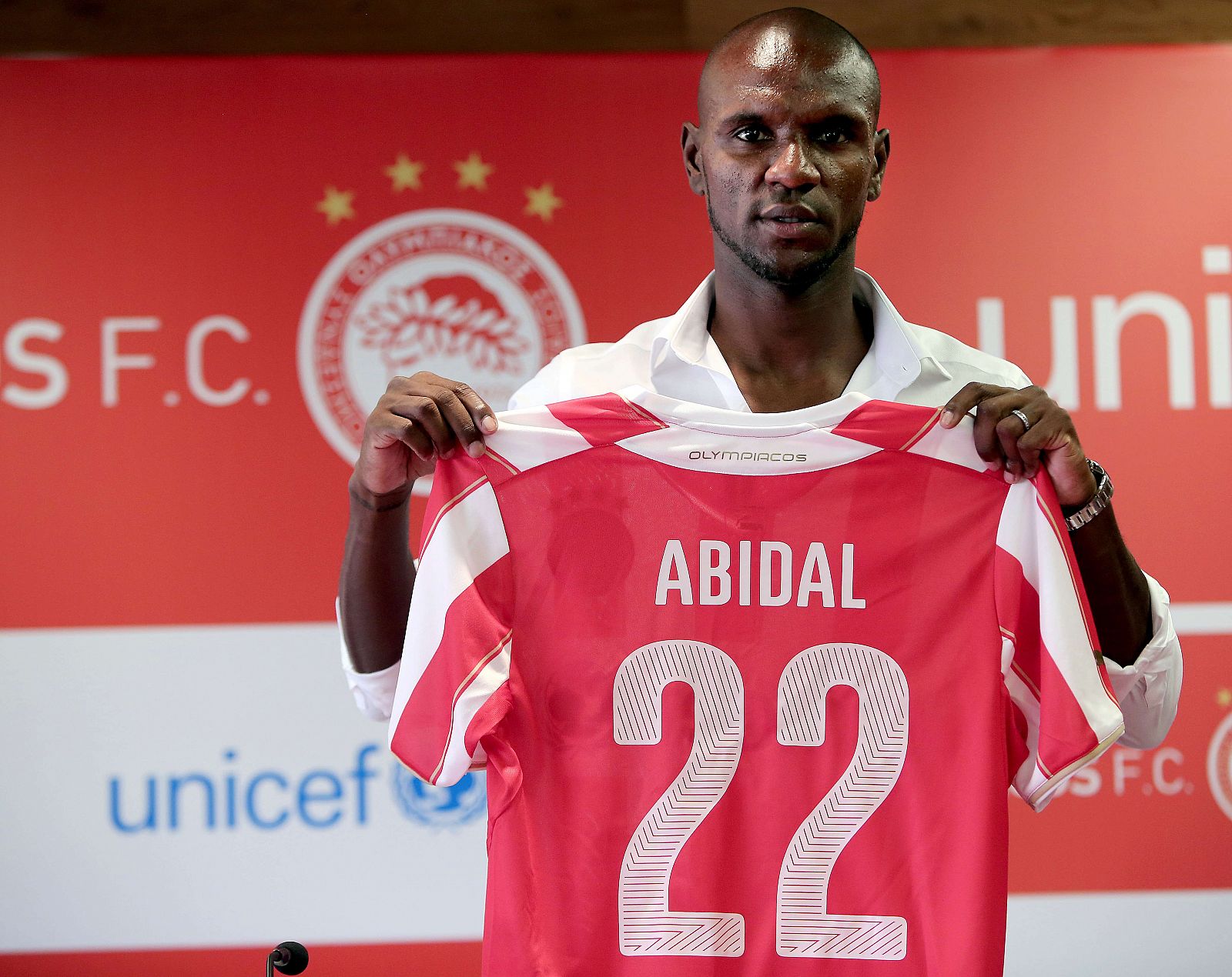 Imagen de archivo del francés Eric Abidal cuando fue presentado por Olympiacos