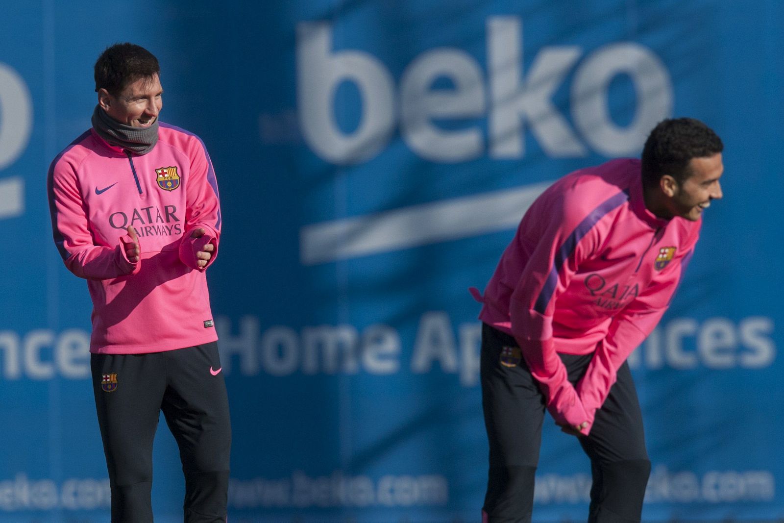 El delantero argentino del FC Barcelona, Leo Messi (i), y su compañero de equipo Pedro Rodríguez (d)