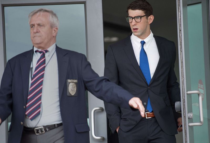 Michael Phelps a su salida en los juzgados de Baltimore