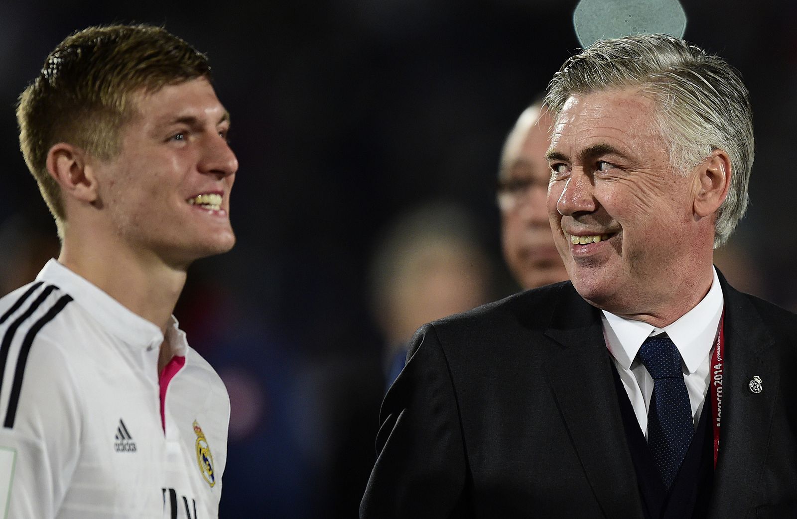 El técnico del Madrid, Carlo Ancelotti, con el alemán Toni Kroos