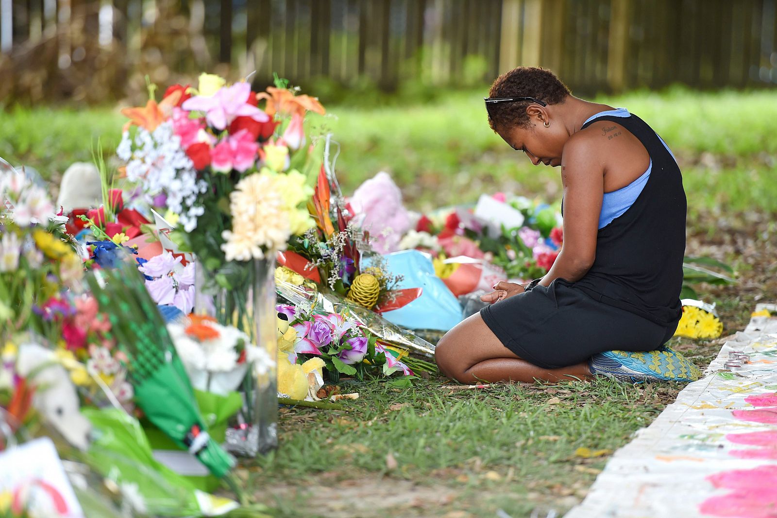 Flores en recuerdo a los ocho niños asesinados en Australia