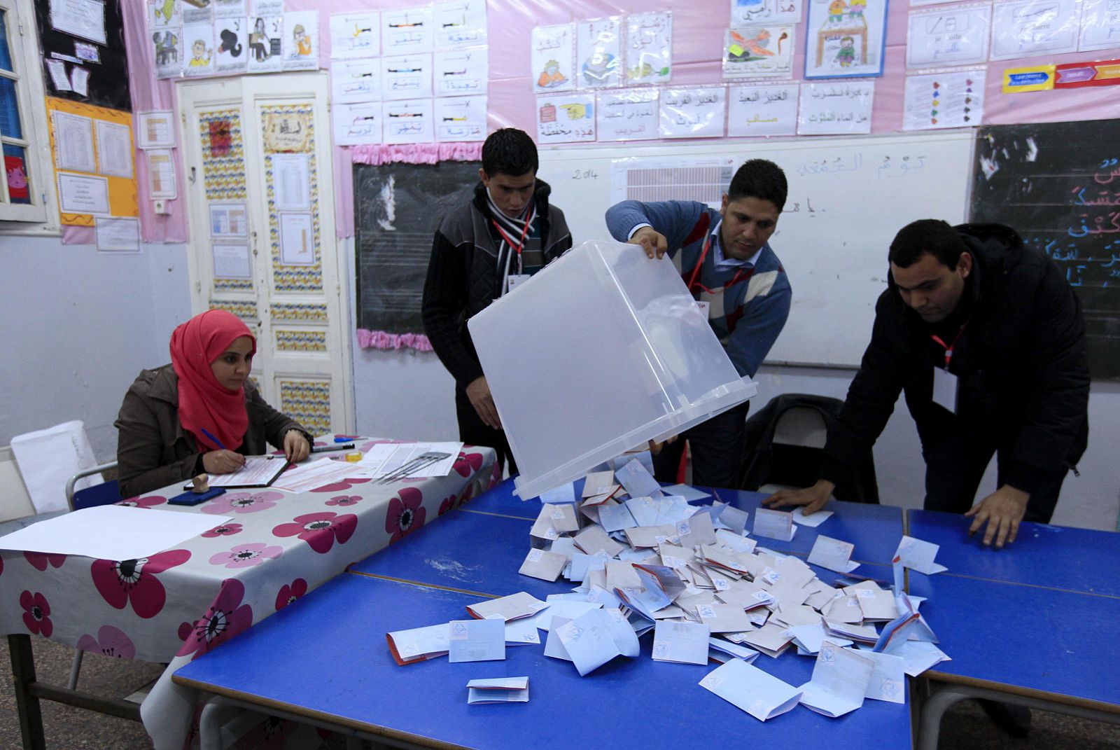 Comienzo de las operaciones de recuento en un colegio electoral de la capital de Túnez