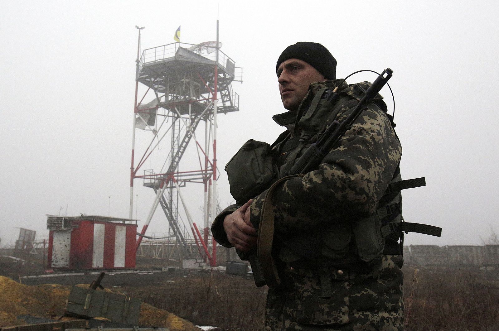 Un soldado ucraniano monta guardia en el aeropuerto de Donetsk, al este del país