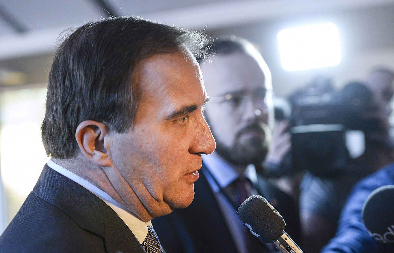 El primer ministro sueco, Stefan Löfven, responde a preguntas de periodistas después de la rueda de prensa.