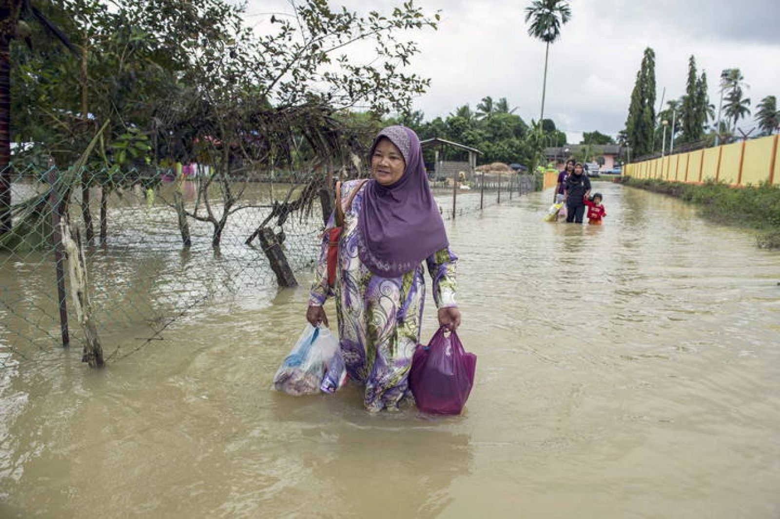Una mujer caminando en el estado de Kelantan (Malasia). 