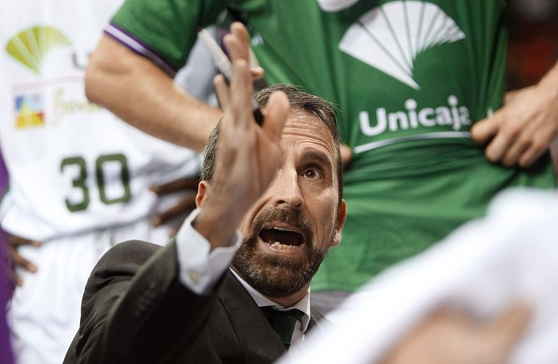 El entrenador del Unicaja, Joan Plaza, da instrucciones a sus jugadores.