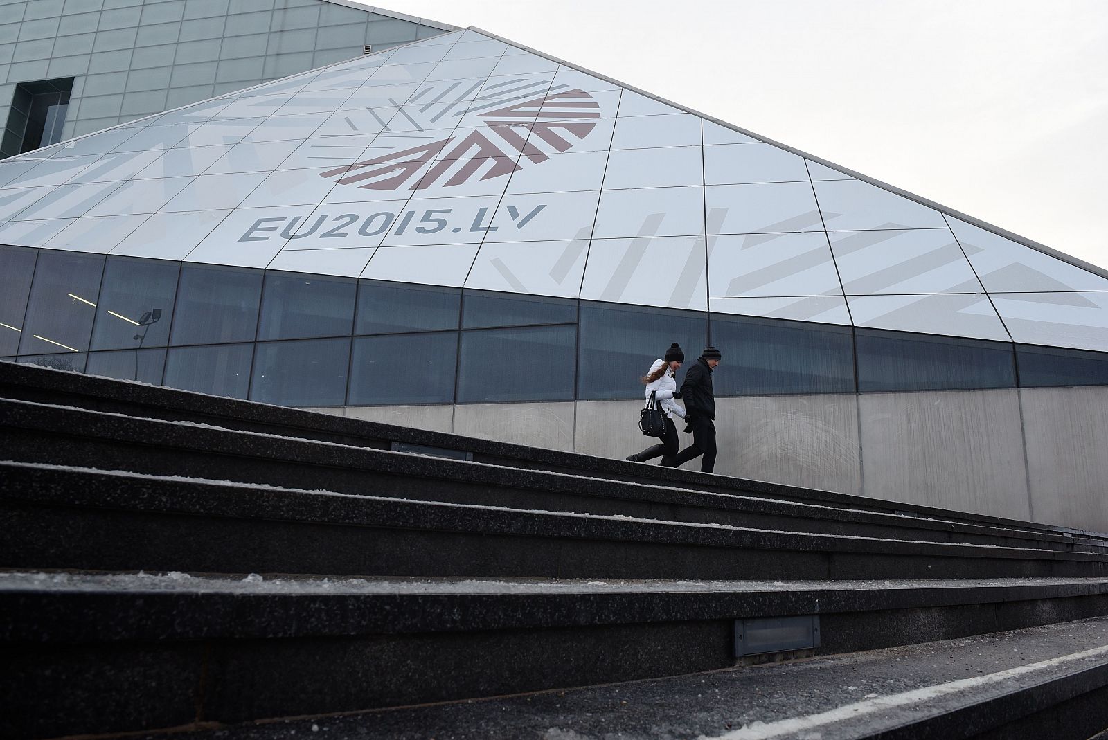 Símbolo de la Presidencia letona de la UE en la fachada de la Biblioteca Nacional en Riga