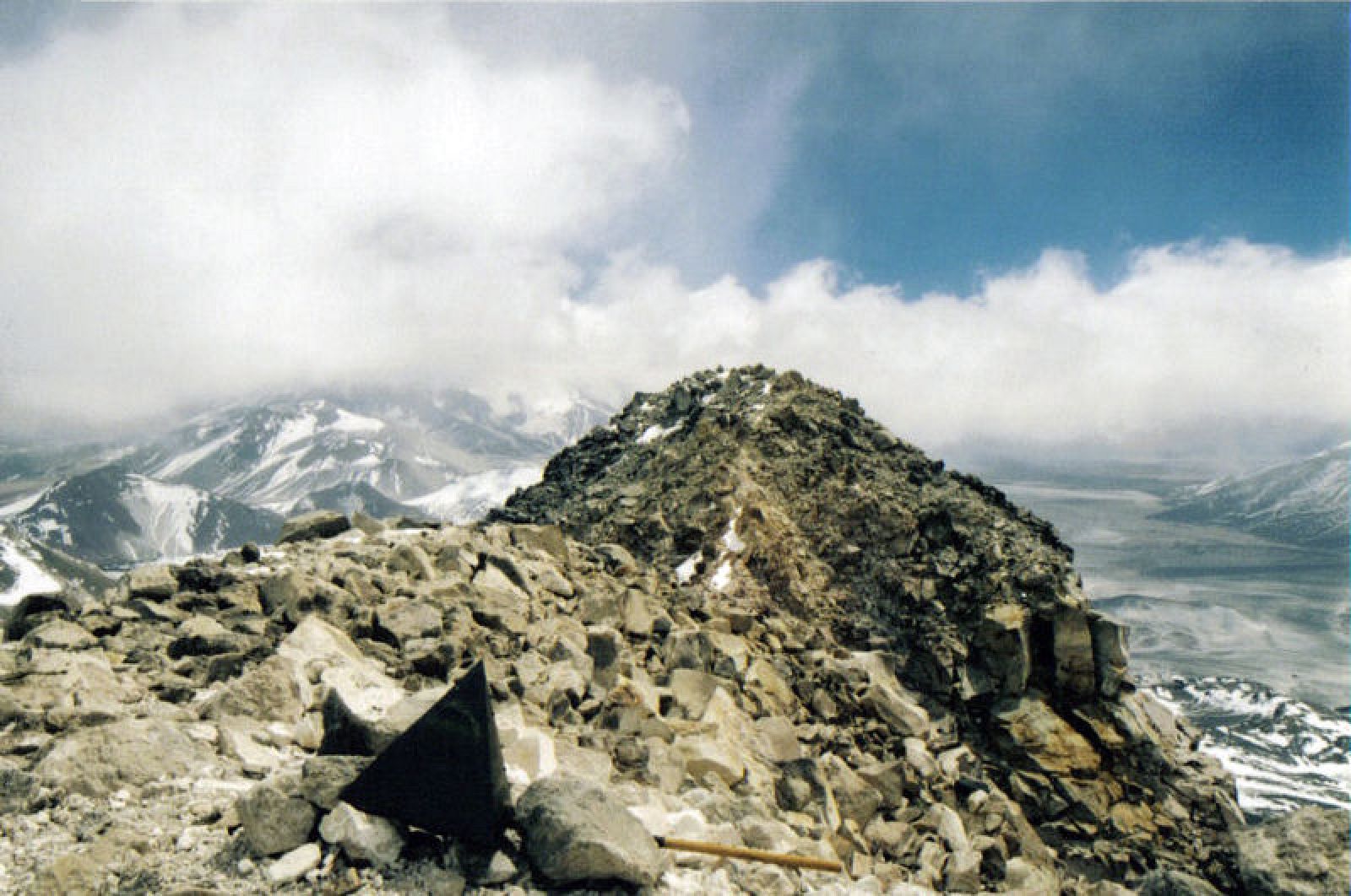 Vista de la cima chilena del nevado Ojos del Salado desde la cima argentina.