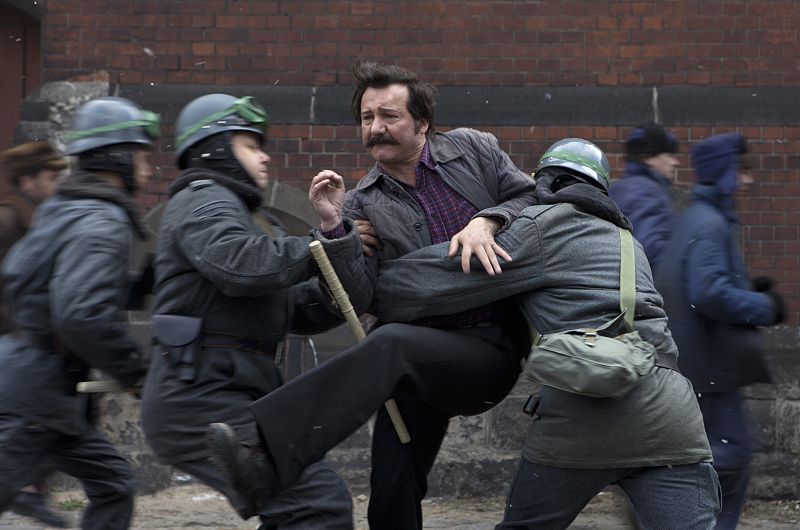Fotograma de 'Walesa'. La policía detiene al futuro líder