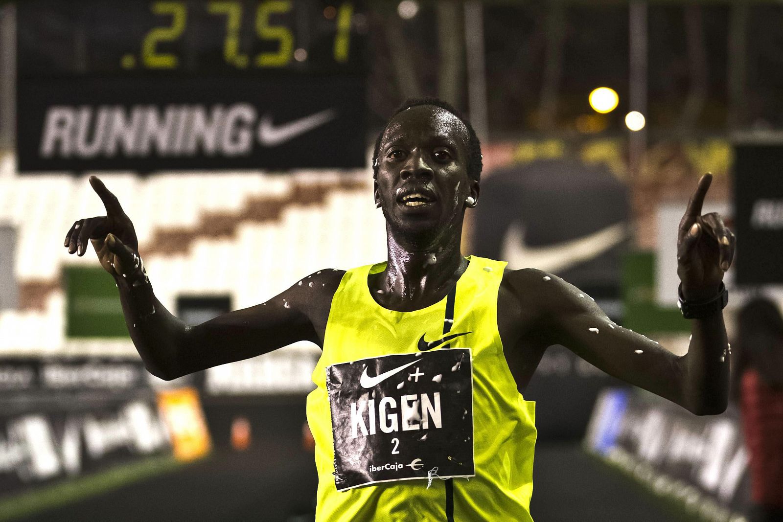 Imagen del keniano Mike Kigen entrando en meta.