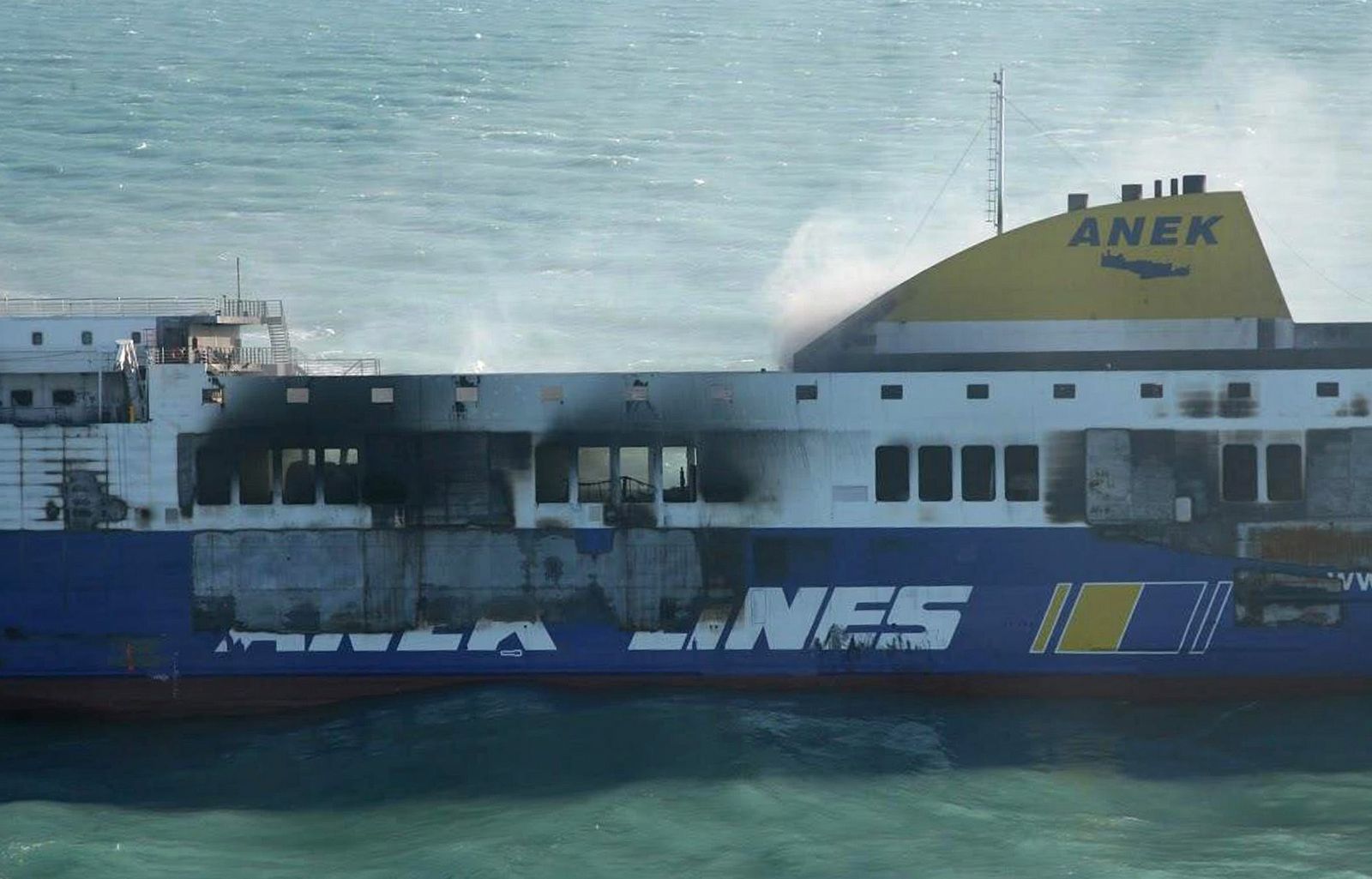 El ferry incendiado Norman Atlantic en una imagen del martes 30 de enero de 2014.