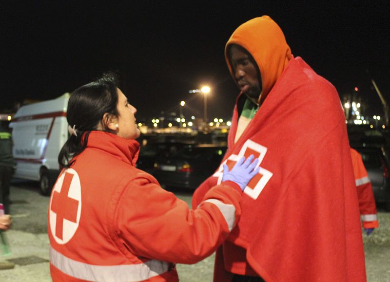 Uno de los inmigrantes subsaharianos rescatados este 31 de diciembre en Motril (Granada).