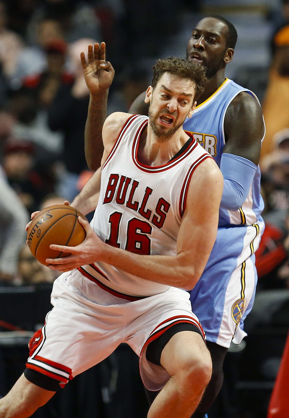 El ala-pívot de Chicago Bulls Pau Gasol, ante un jugador de Denver Nuggets.