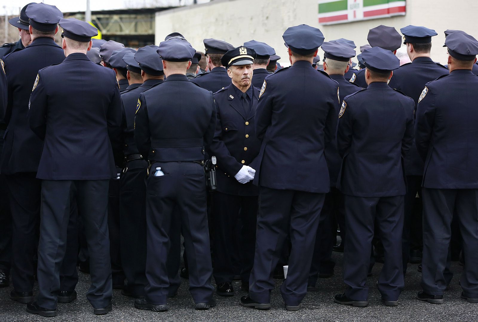 Decenas de policías vuelven a dar la espalda al alcalde Bill De Blasio, en el funeral de un su compañero Wenjian Liu, asesinado el 20 de diciembre.