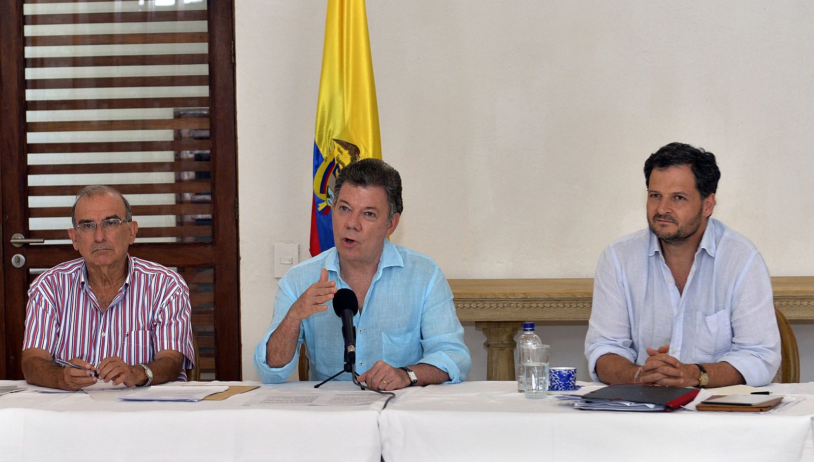El jefe del equipo negociador, Humberto de La Calle Lombana, el presidente de Colombia, Juan Manuel Santos, y Sergio Jaramillo, comisionado de paz ante los medios.