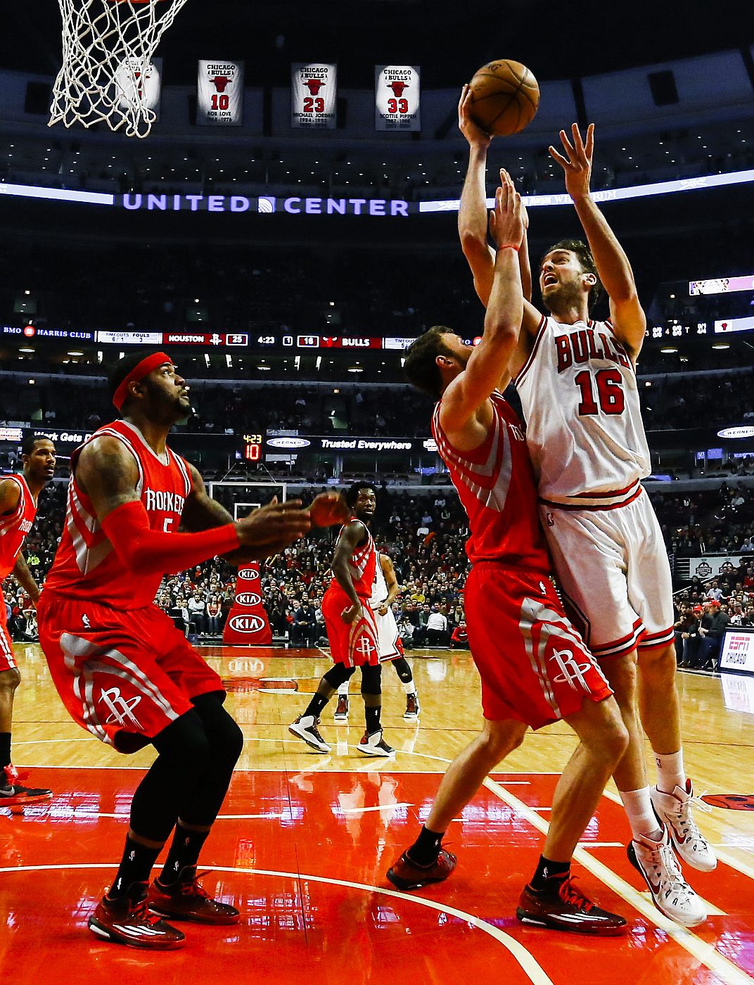 El español Pau Gasol (d) de los Chicago Bulls en acción ante el lituano Donatas Motiejunas (c) y James Harden (i) de los Houston Rockets