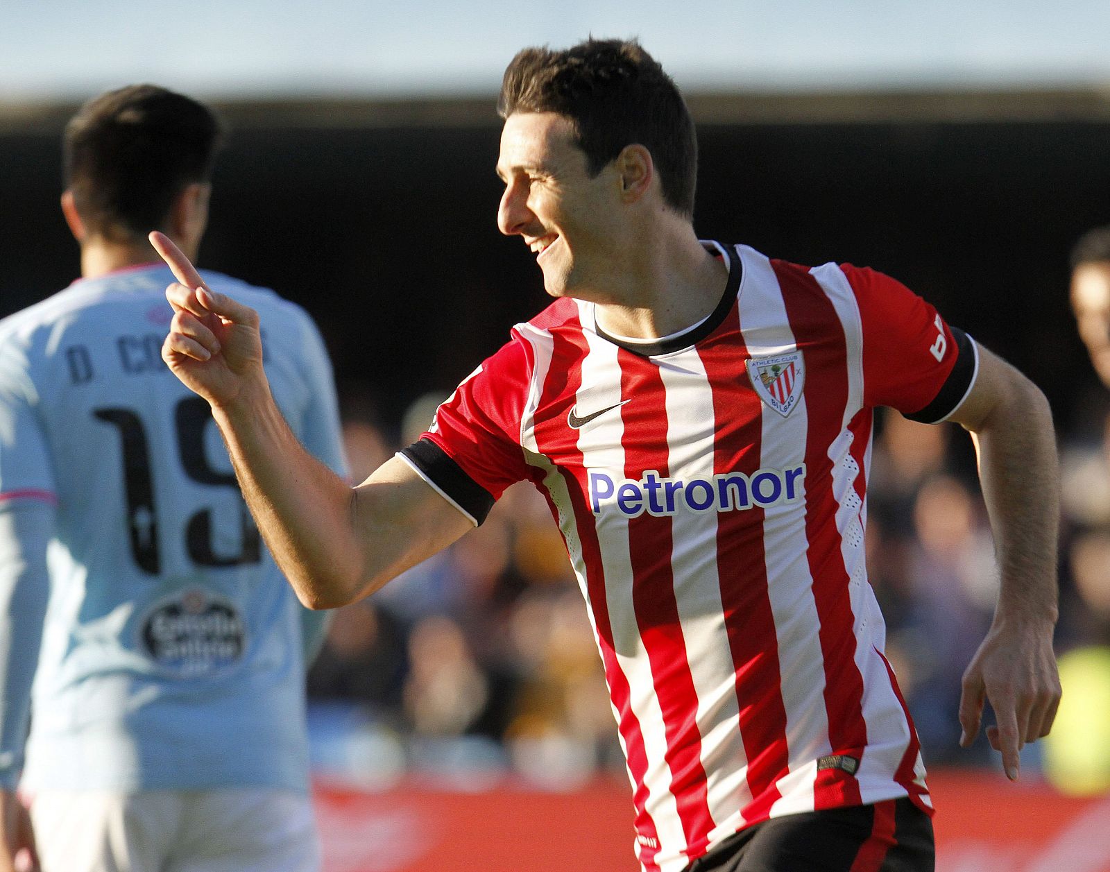 El delantero vasco Aduriz celebra su gol en Balaídos.