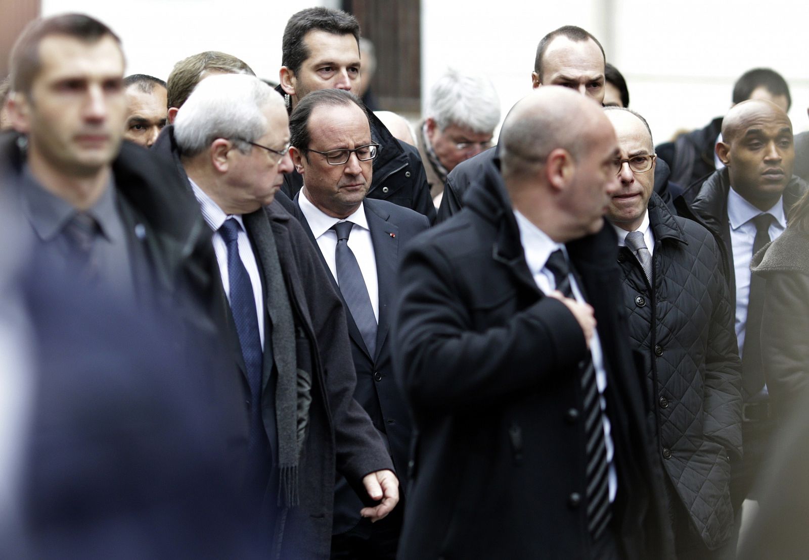 El presidente francés, François Hollande, llega a la sede del 'Charlie Hebdo'