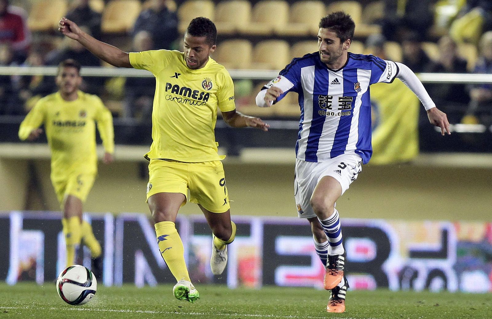 El centrocampista de la Real Sociedad Markel Bergara (d) pelea un balón con el delantero mexicano del Villarreal Gio Dos Santos