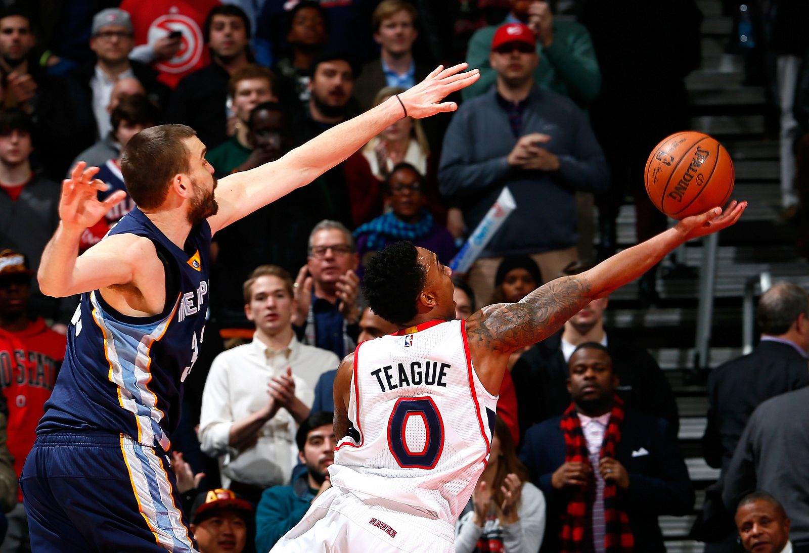 Marc Gasol defiende al jugador de los Hawks Jeff Teague.