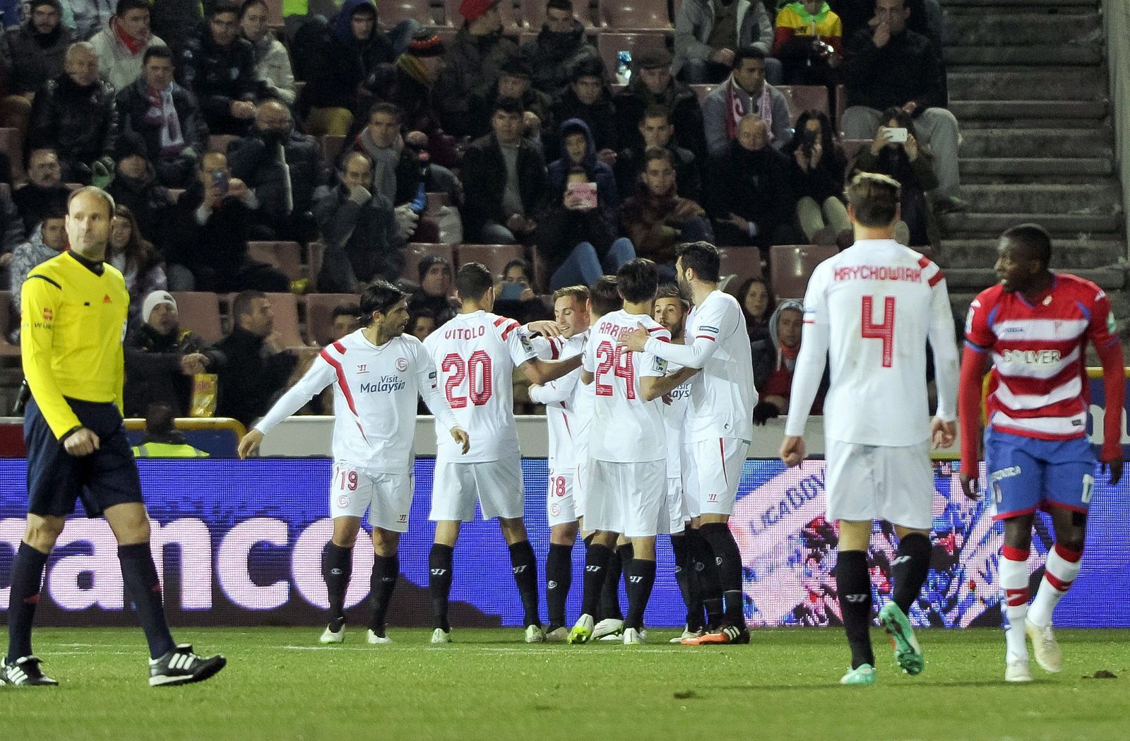 Los jugadores del Sevilla celebran el gol marcado por el delantero Gerard Deulofeu (4i), el primero frente al Granada