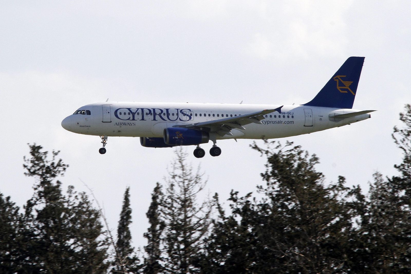 Un avión de Cyprus Airways aterriza en el aeropuerto de Larnaca