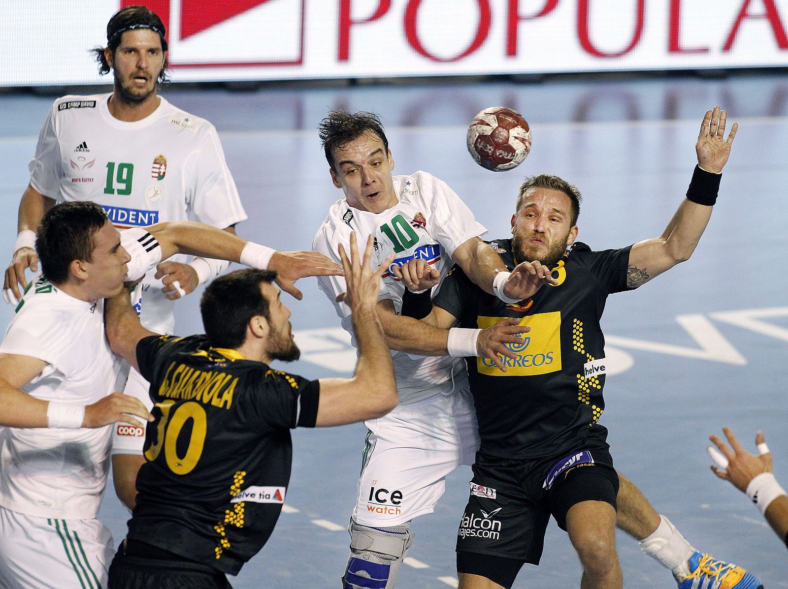 Los jugadores españoles Víctor Tomas (d) y Gedeon Guardiola (c) y los húngaros Gergely Harsanyi (2-d) y Laszlo Nagy (2-i)