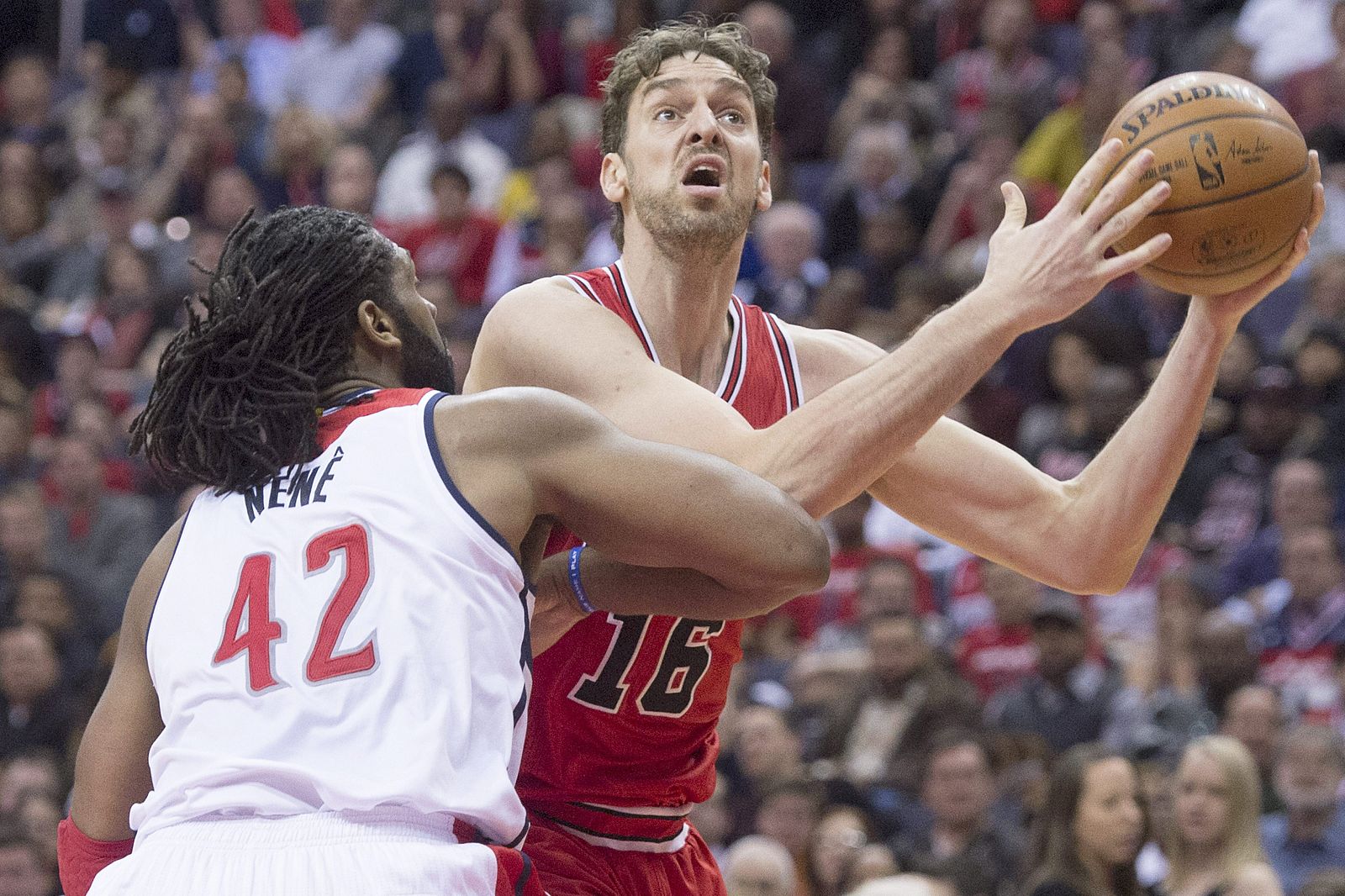 Pau Gasol trata de superar al pívot brasileño de los Washington Wizards Nene Hilario.