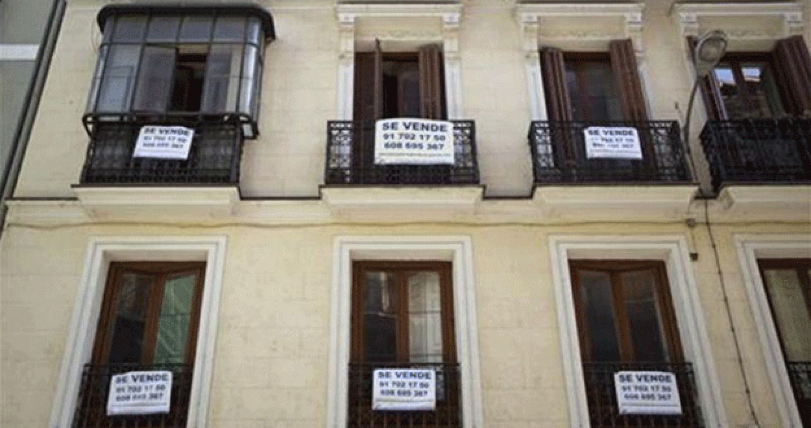 Balconada de un edificio de viviendas en venta en el centro de Madrid
