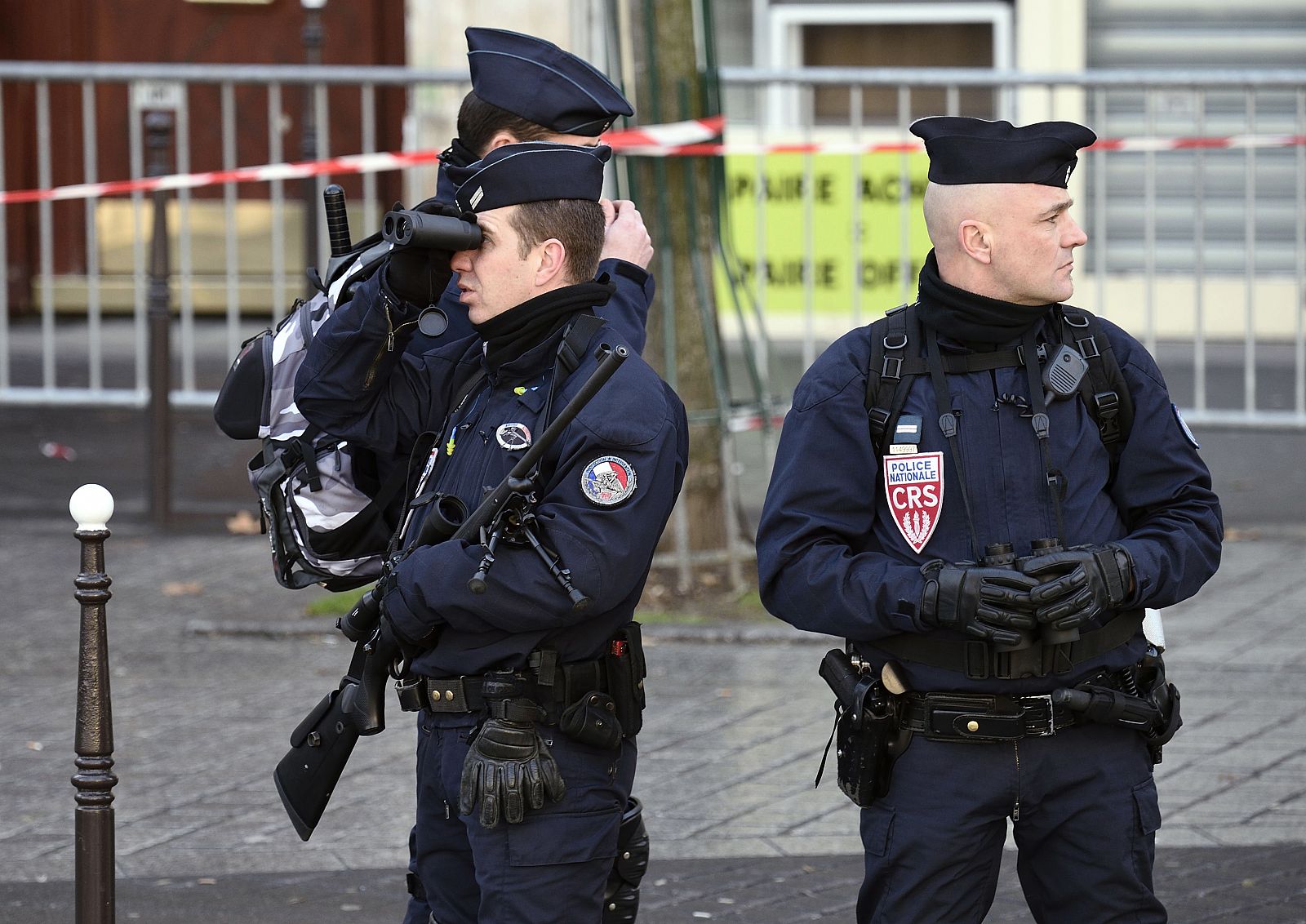 Policías franceses vigilan las manifestaciones contra el terrorismo del domingo en París
