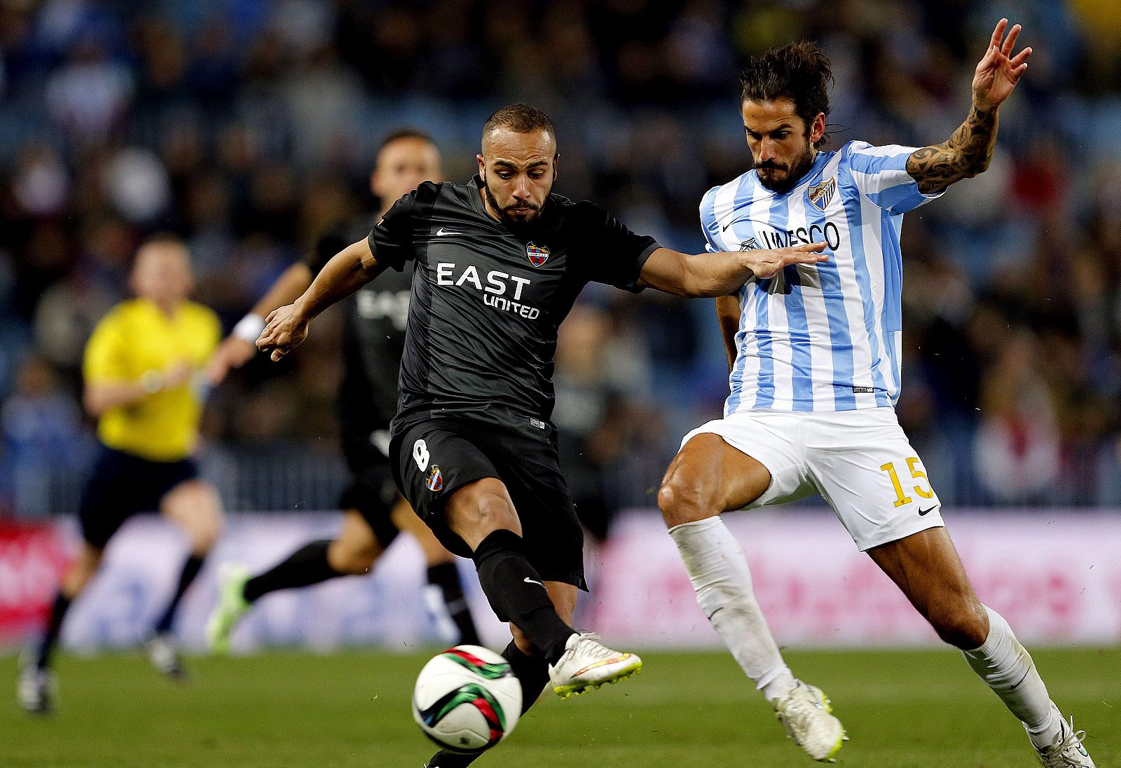 El centrocampista francés del Levante Nabil El Zhar (i) lucha por el balón con el defensa Marcos Alberto Angeleri, del Málaga CF