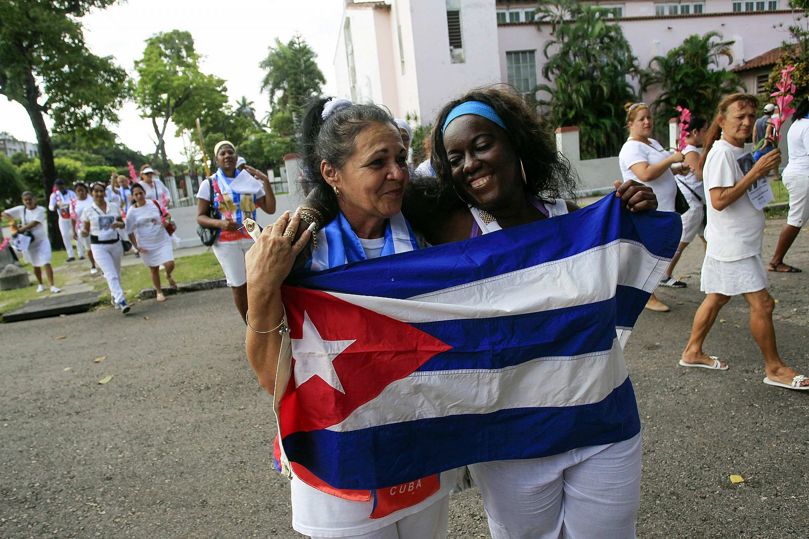 Las disidentes Aide Gallardo (izquierda) y Sonia Garro posan tras su liberación este domingo en La Habana.