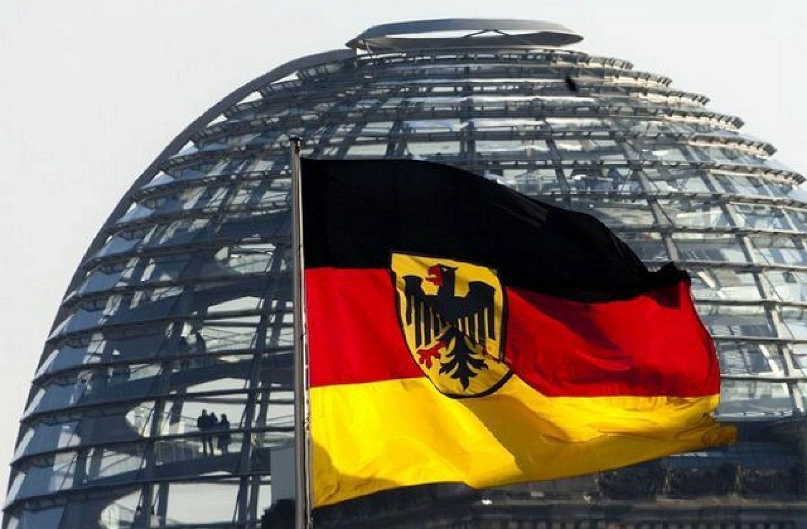 Bandera alemana ante la cúpula del Reichstag