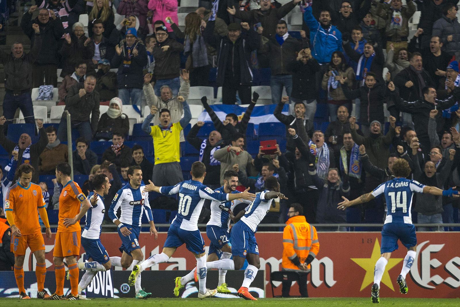 El delantero ecuatoriano del RCD Espanyol Felipe Caicedo (2d) celebra con sus compañeros el gol marcado al Valencia