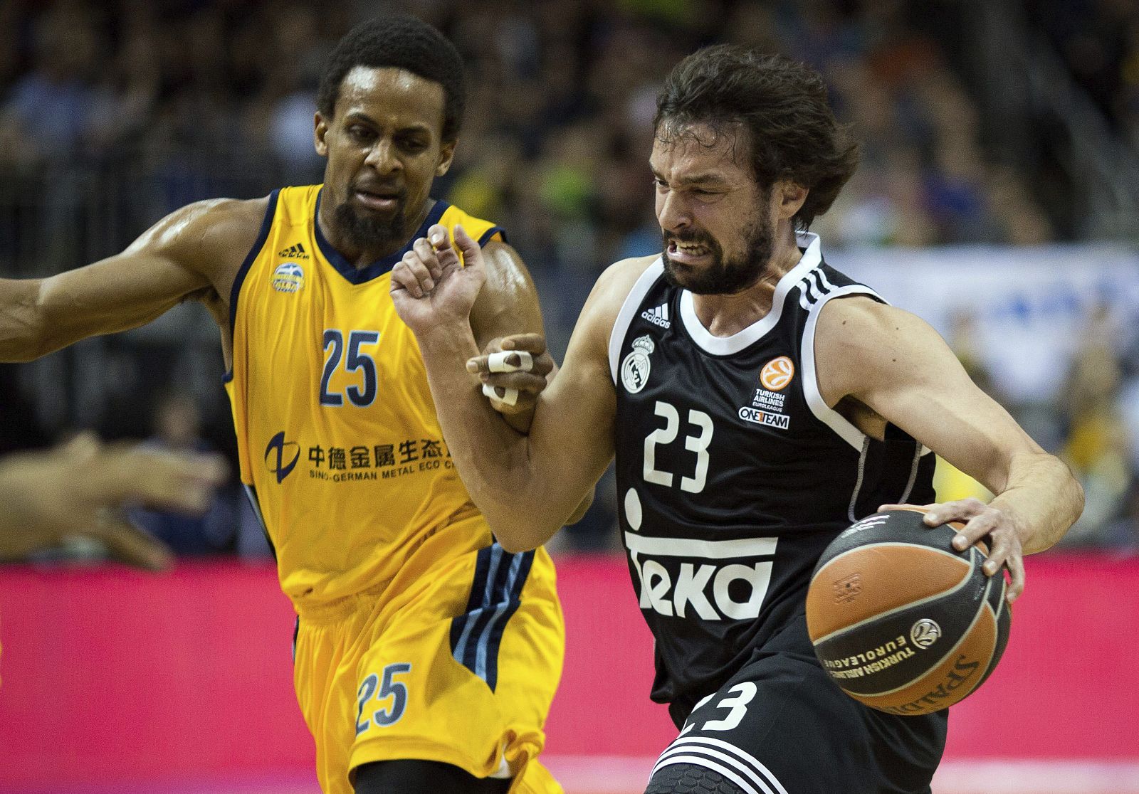 Sergio Llull, base-escolta del Real Madrid, controla el balón ante Clifford Hammonds, del Alba Berlín.