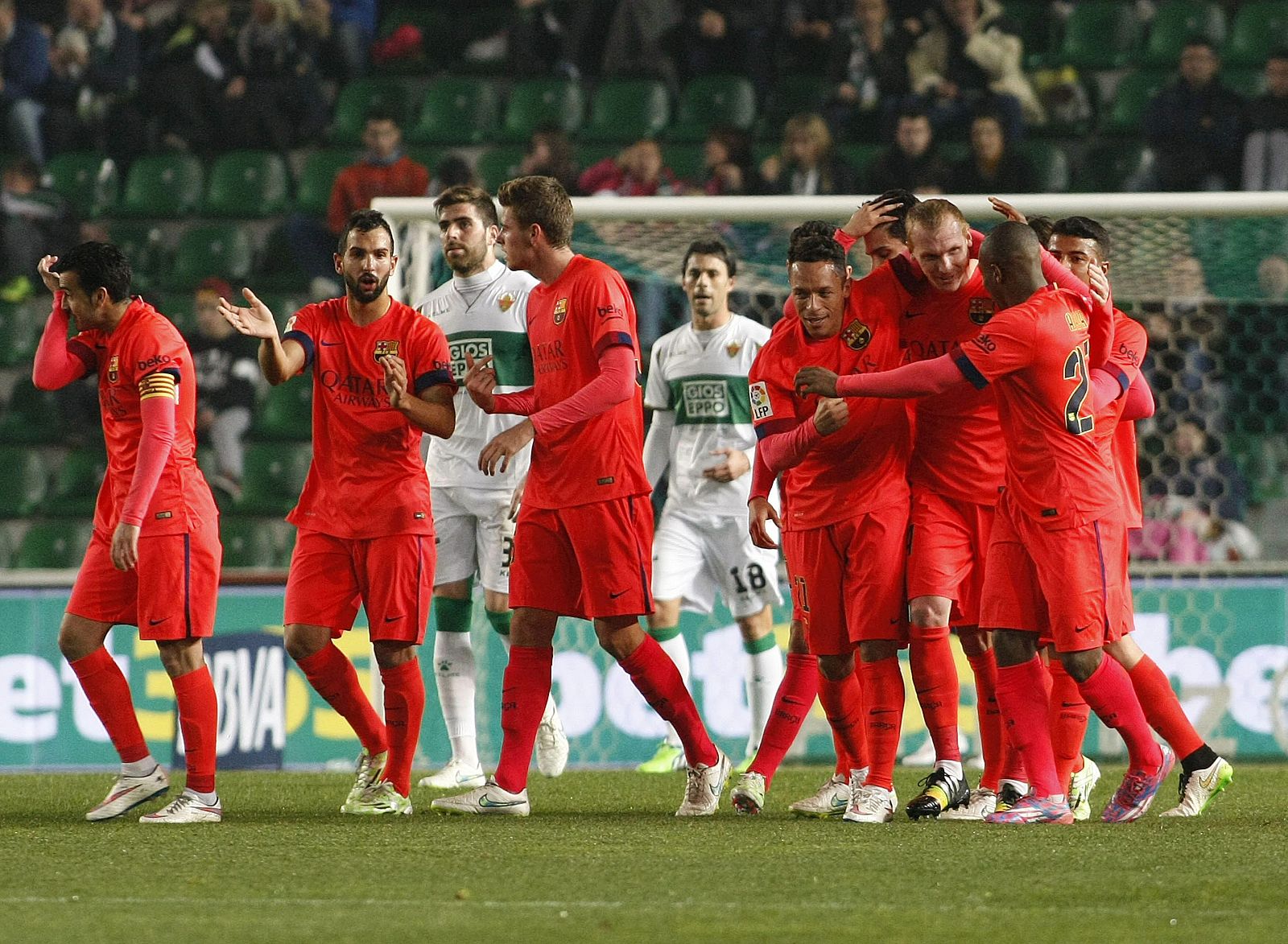 Los jugadores del F. C. Barcelona celebran el primer gol del equipo blaugrana.