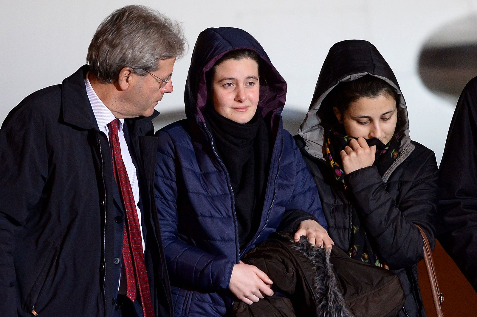 Imagen de la llegada de las activistas Greta Ramelli y Vanessa Marzullo  al aeropuerto de Ciampino  (Italia).